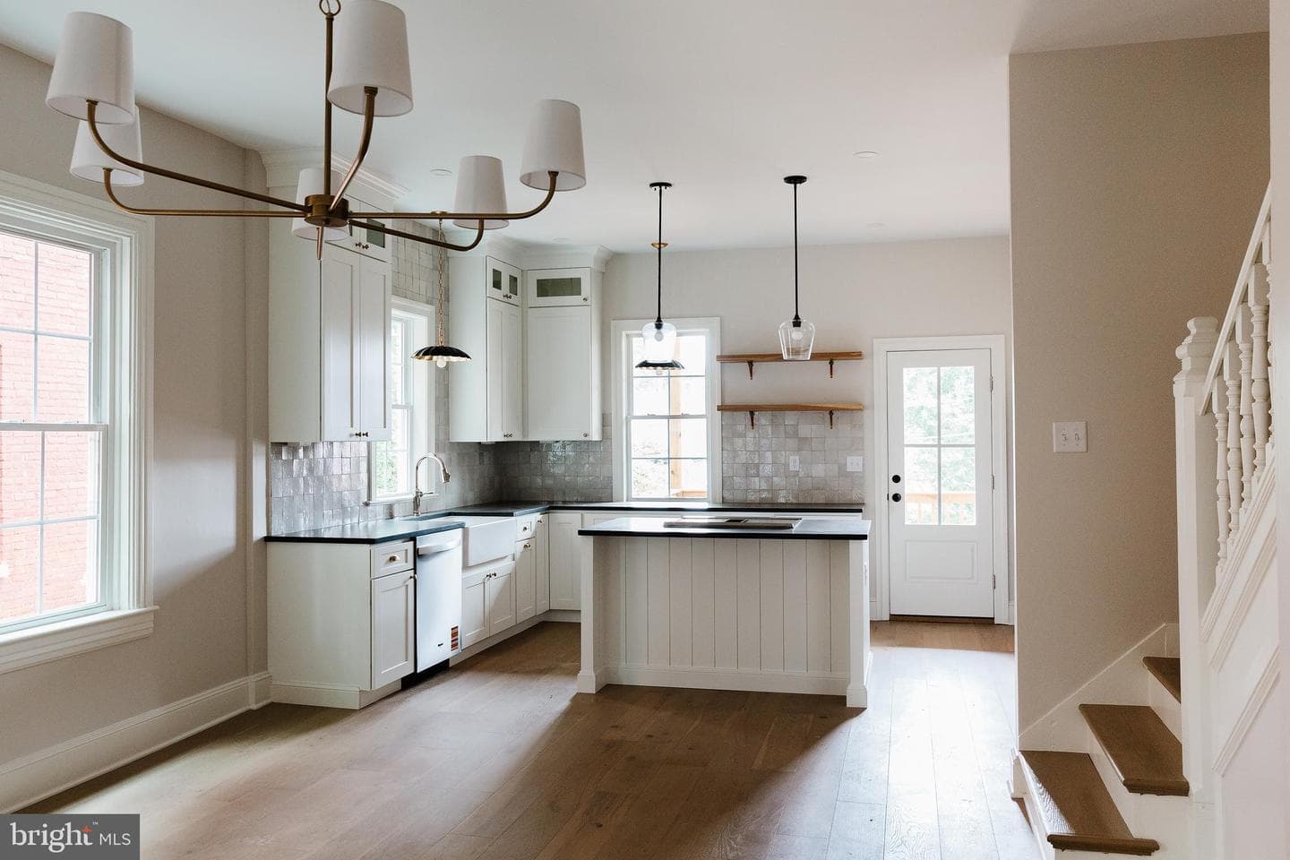522 W James Street photo 10