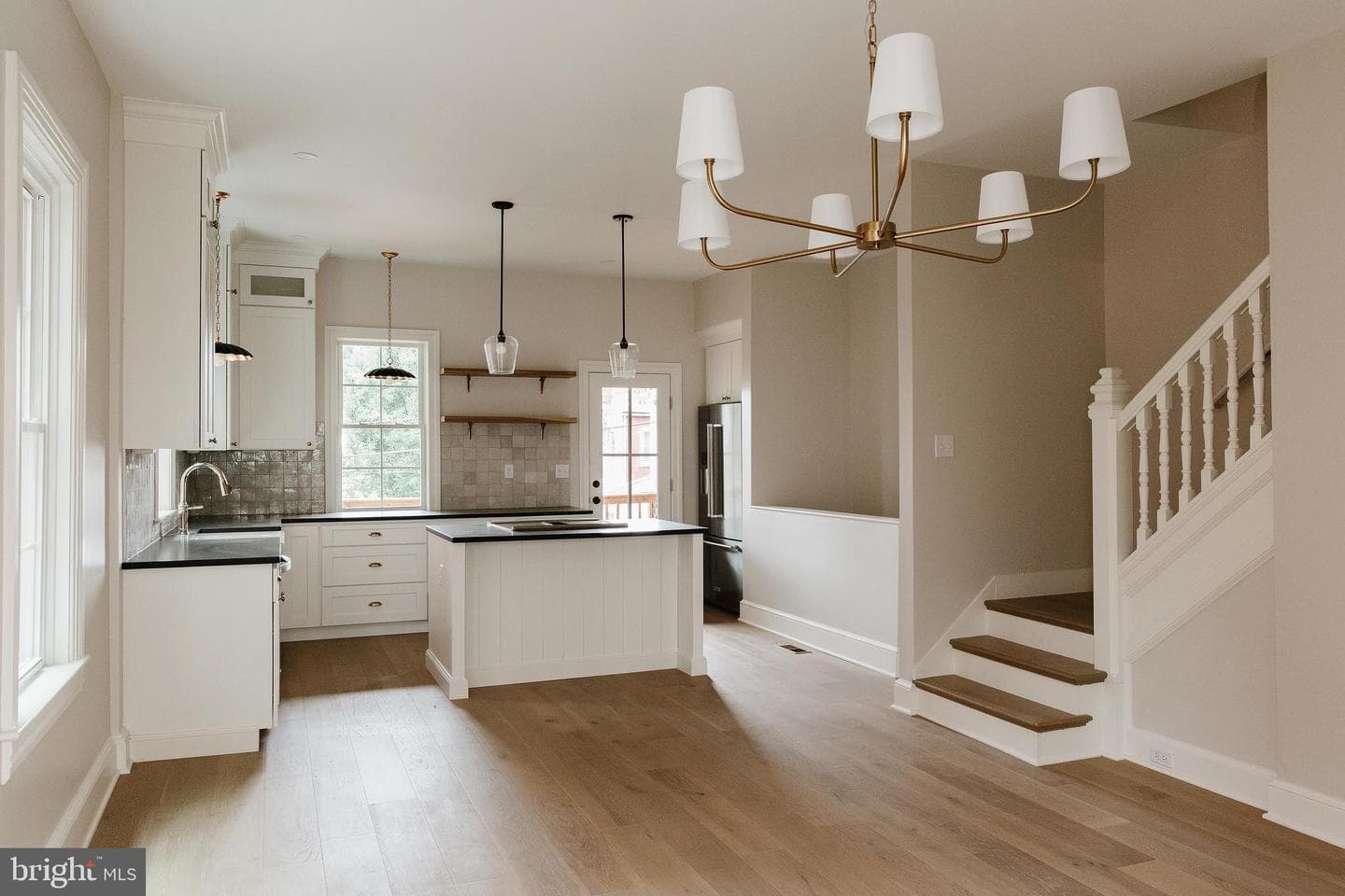 522 W James Street photo 13