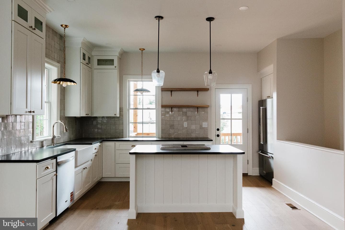 522 W James Street photo 14