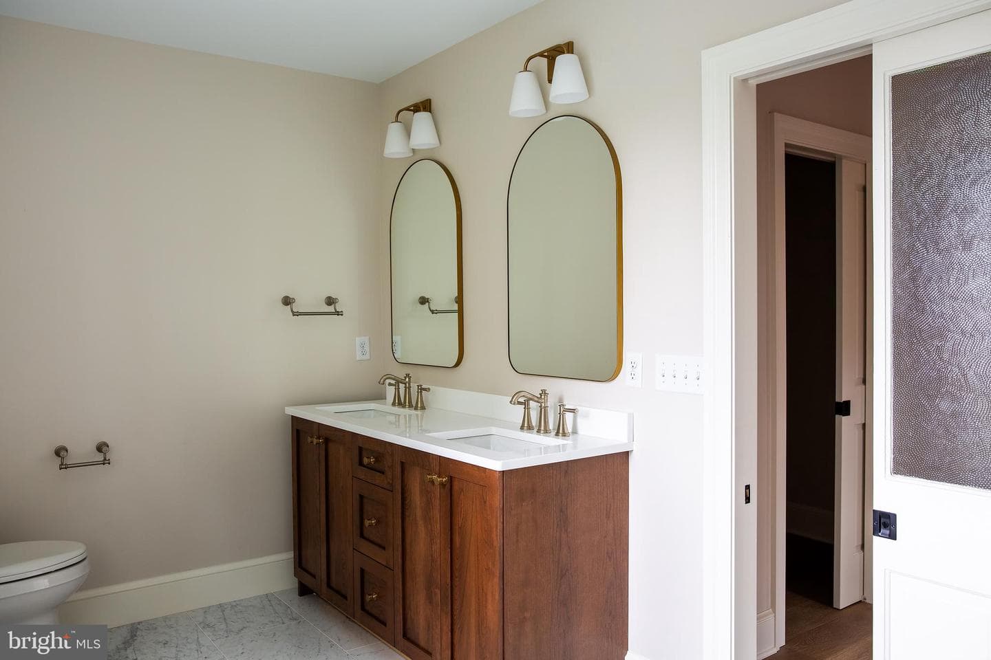 522 W James Street photo 32