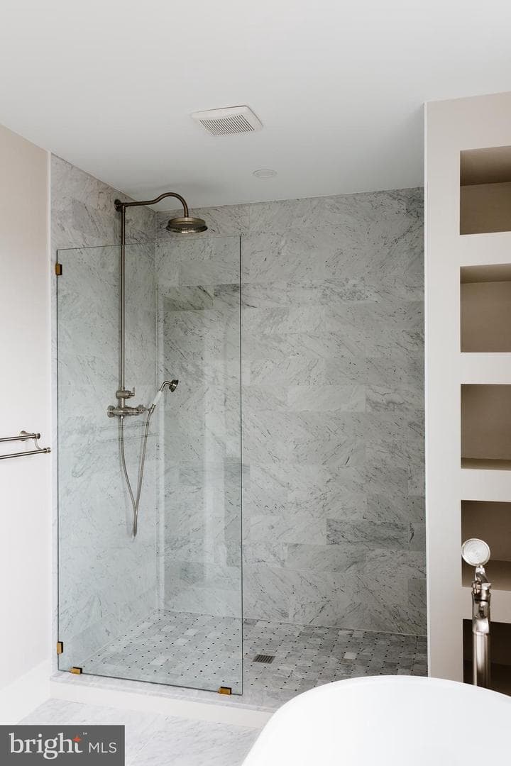 522 W James Street photo 35