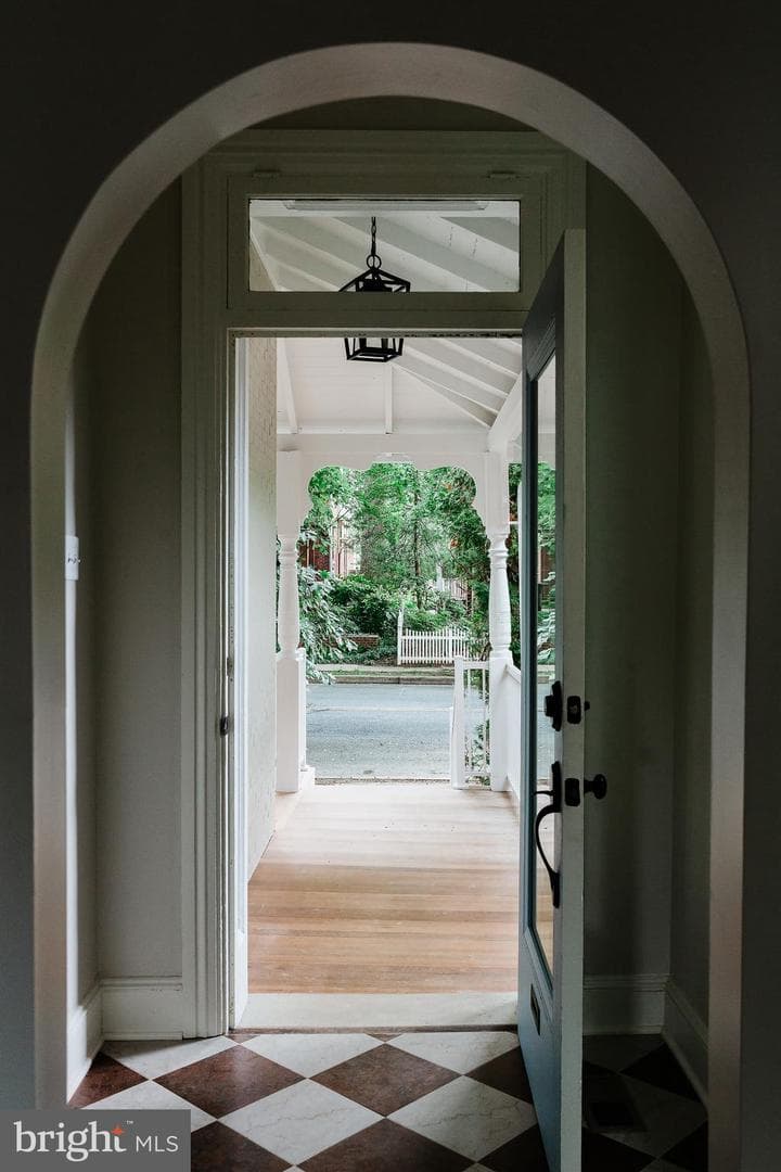 522 W James Street photo 7