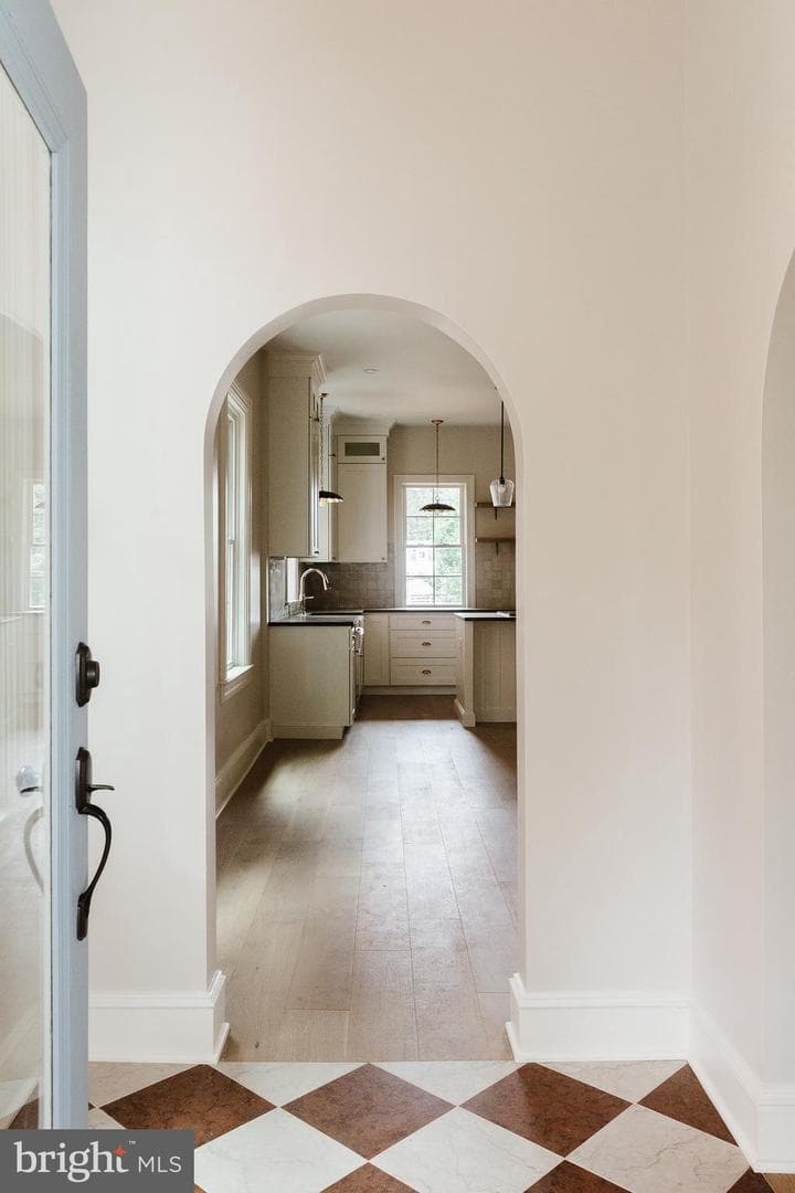 522 W James Street photo 8