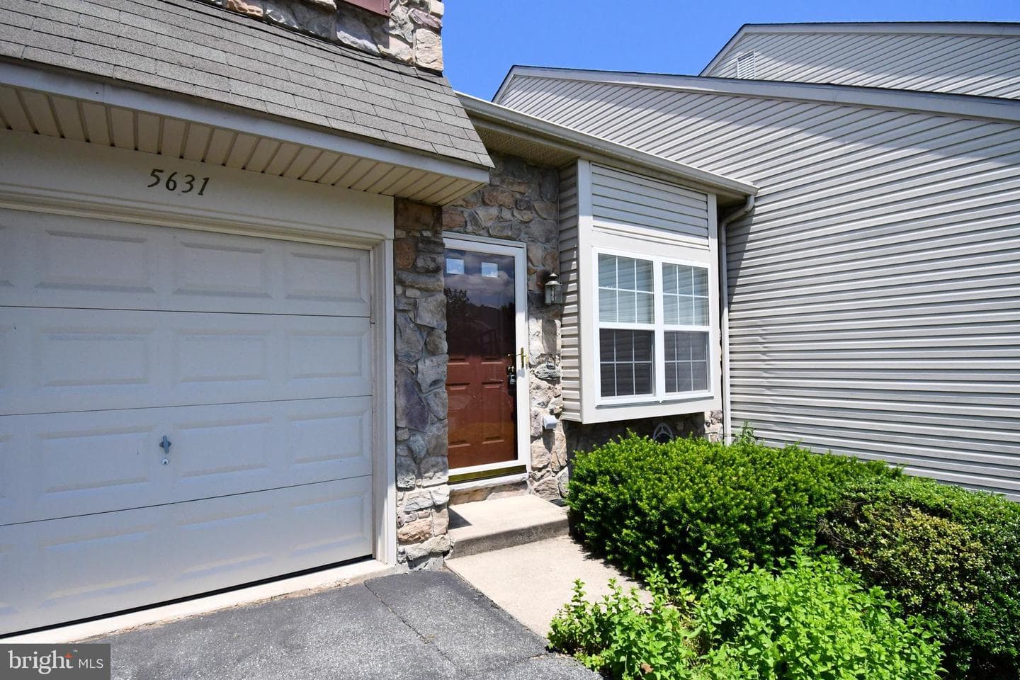 5631 Stonecroft Lane photo 4