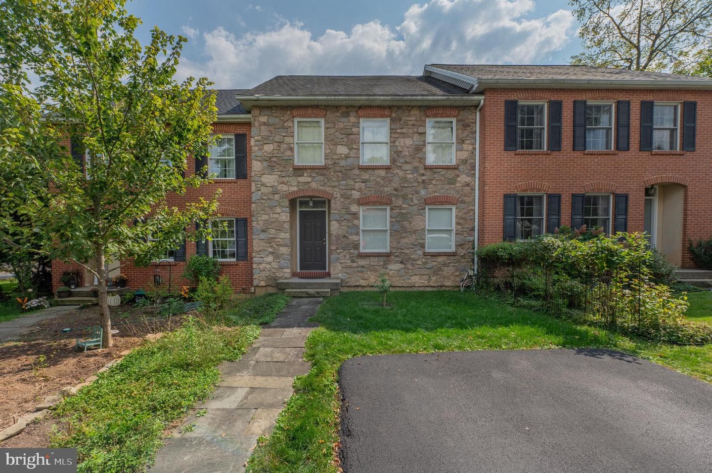 104 Garden Court photo 1