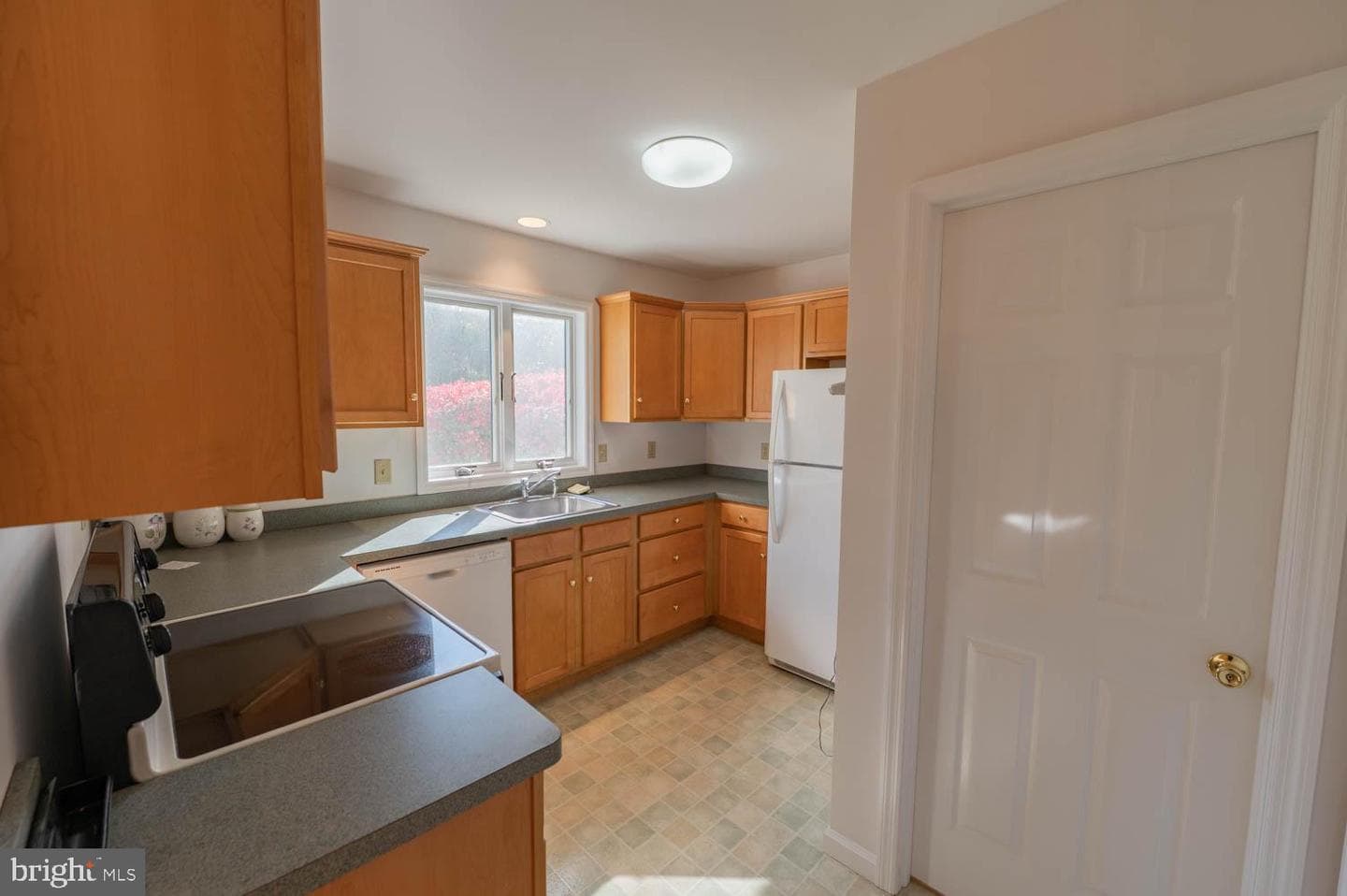 104 Garden Court photo 7