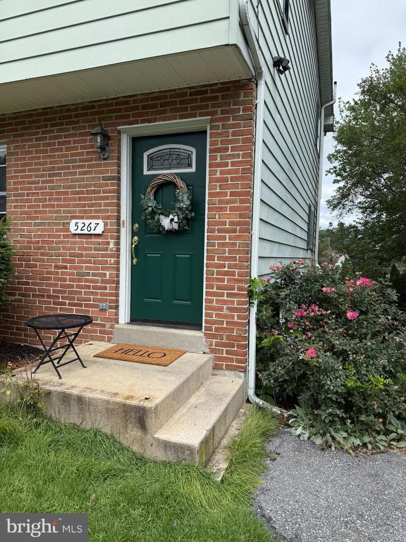 5267 Thompson Street photo 1