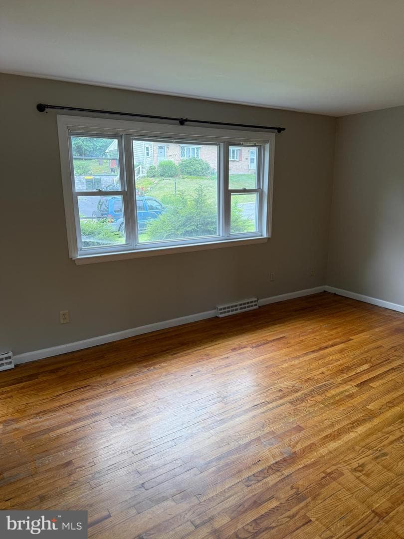 5267 Thompson Street photo 5