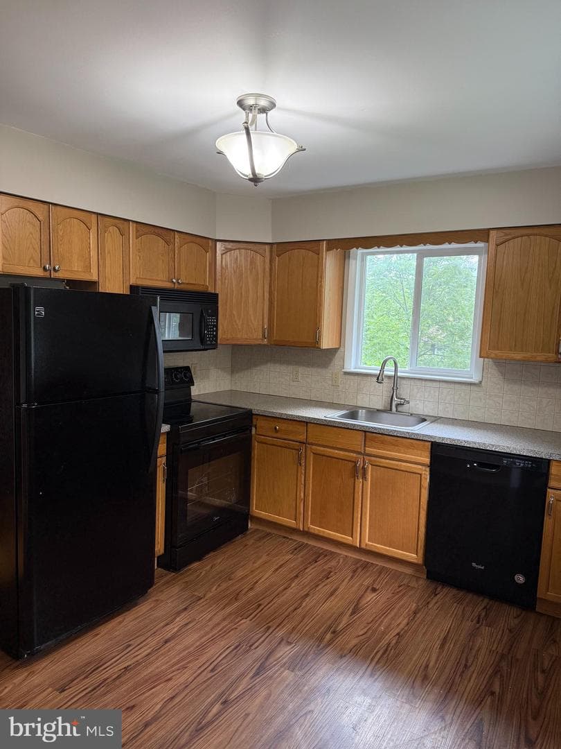 5267 Thompson Street photo 7