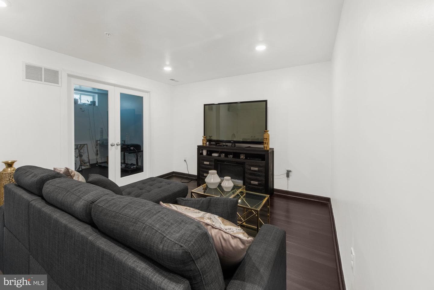 7555 Clayton Avenue photo 5