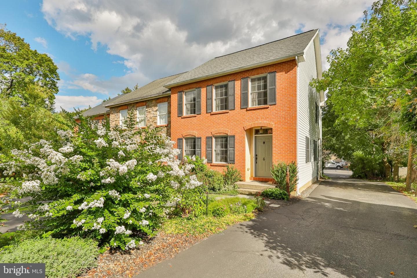 106 Garden Court photo 2