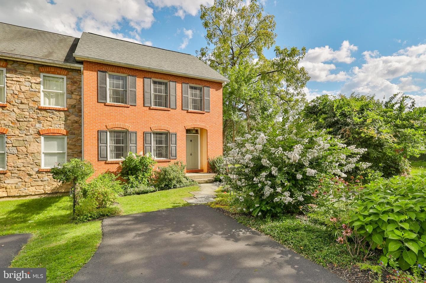 106 Garden Court photo 3