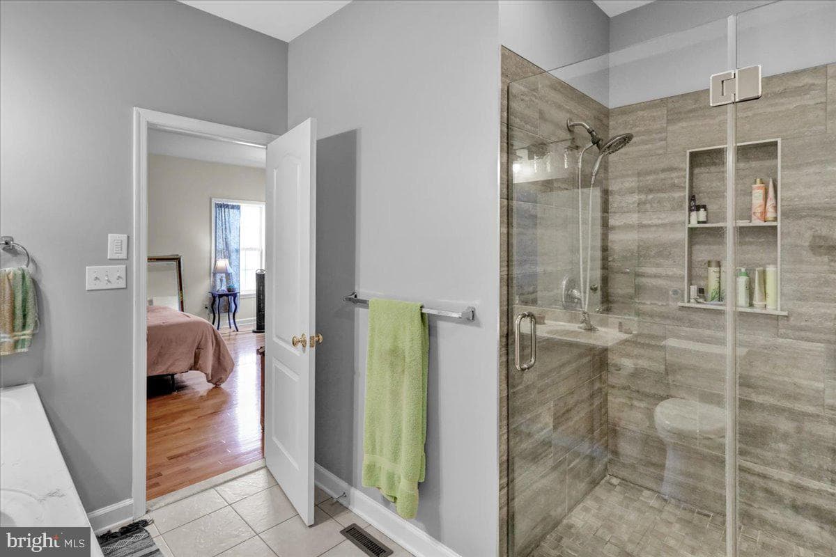 301 Hawthorne Lane photo 9