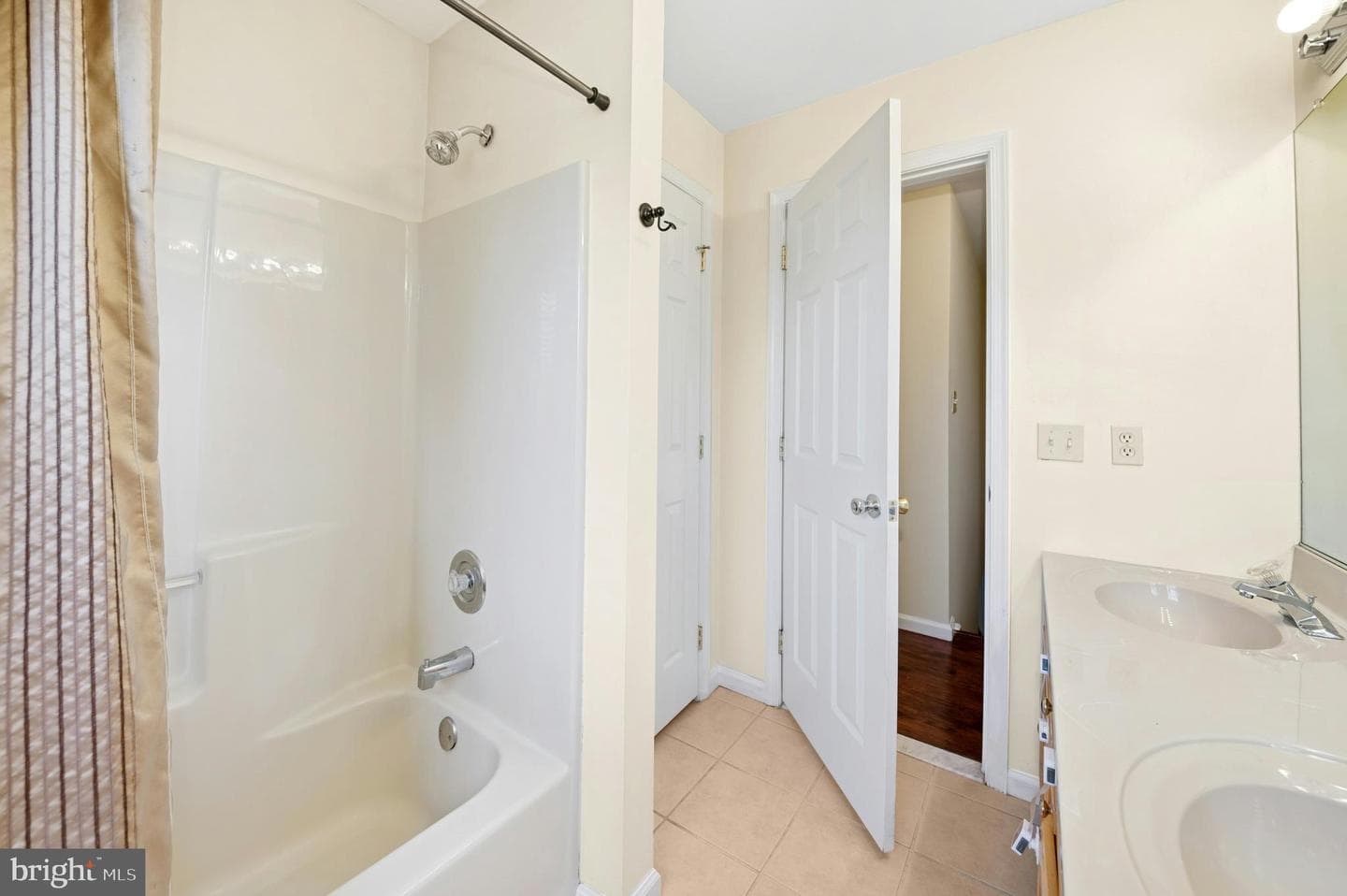 430 N Marshall Street photo 28