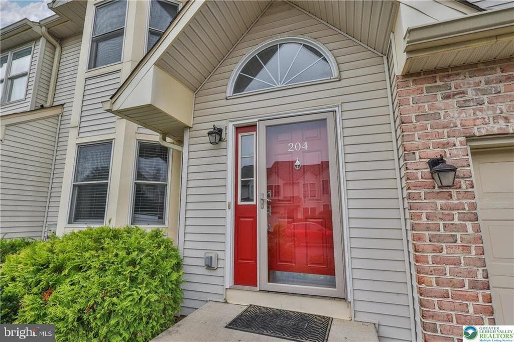 204 Ridings Circle photo 2