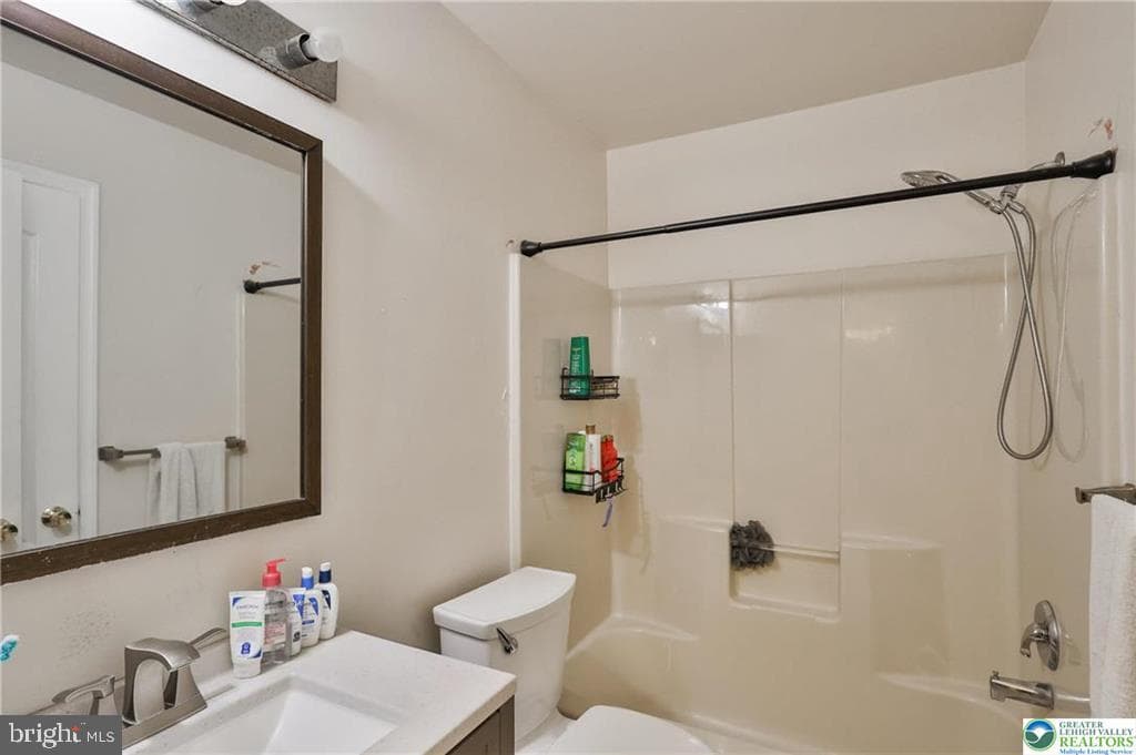 204 Ridings Circle photo 39