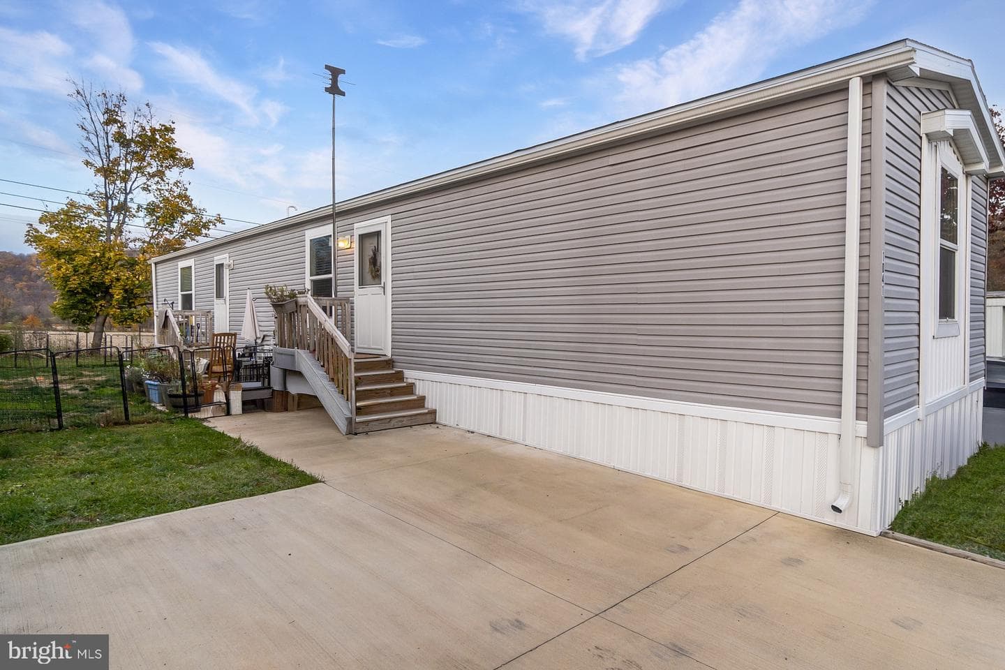 1041 Dogwood Street photo 2
