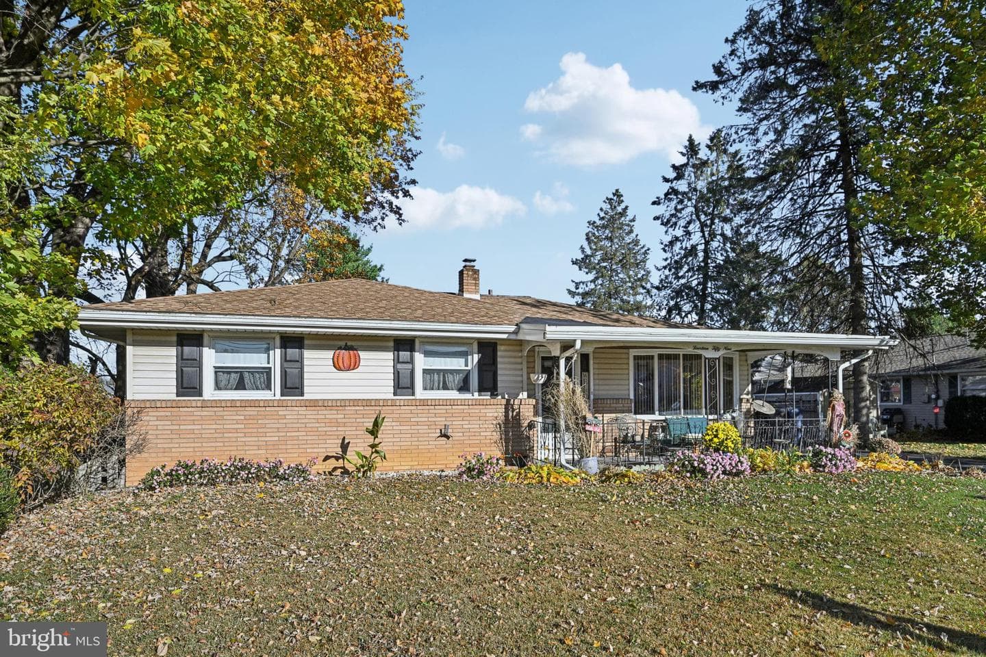 1459 Leicester Place photo 2