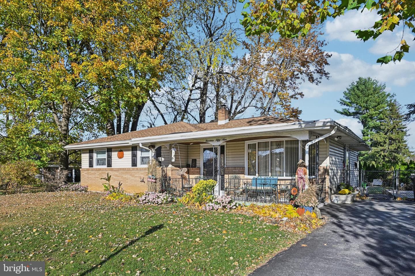 1459 Leicester Place photo 3