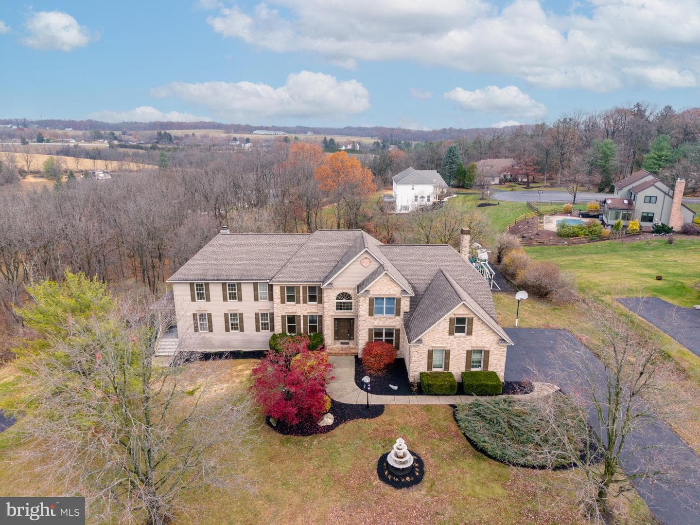 2243 Oakwood Court photo 2