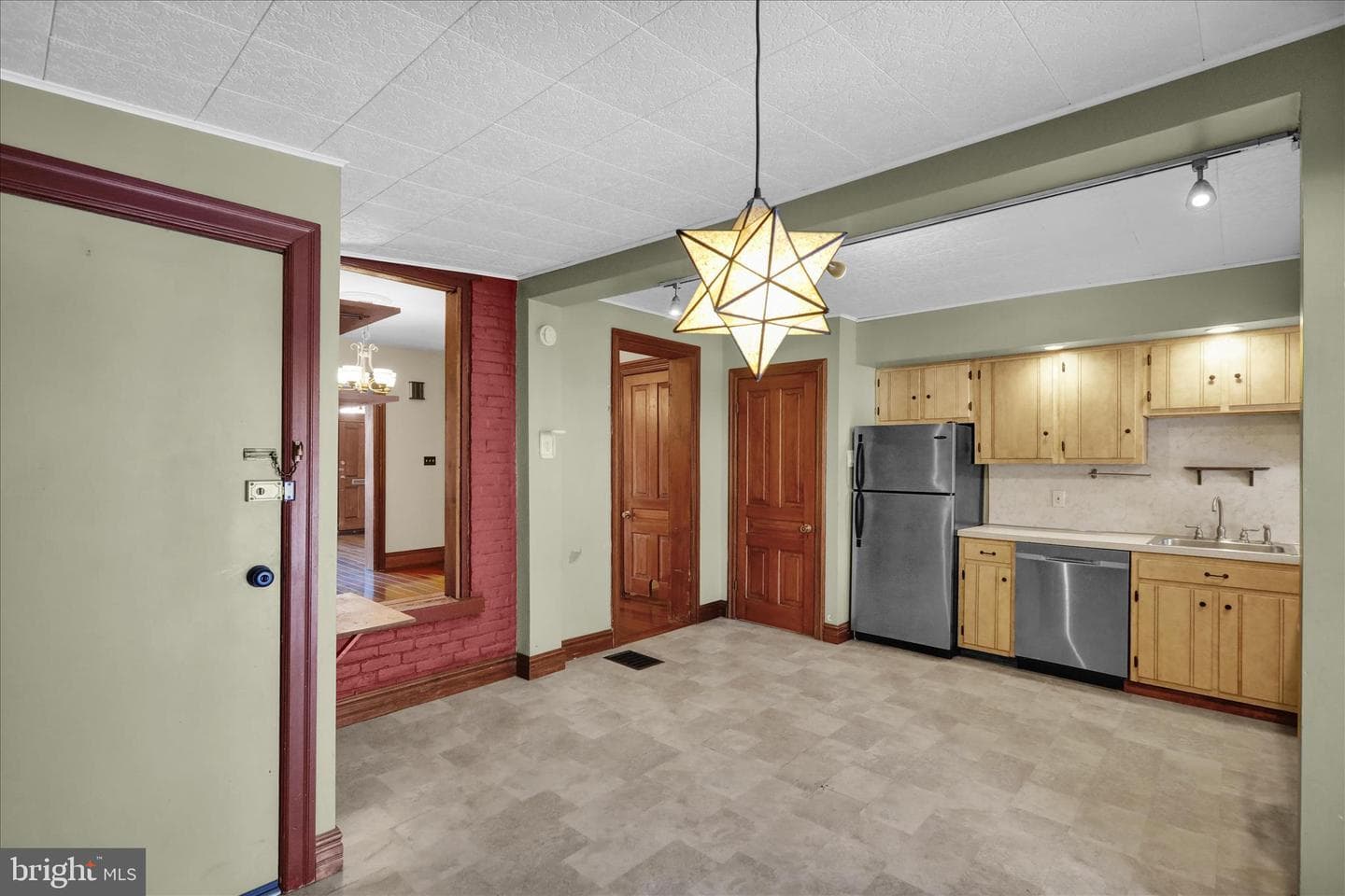 815 W Gordon Street photo 5