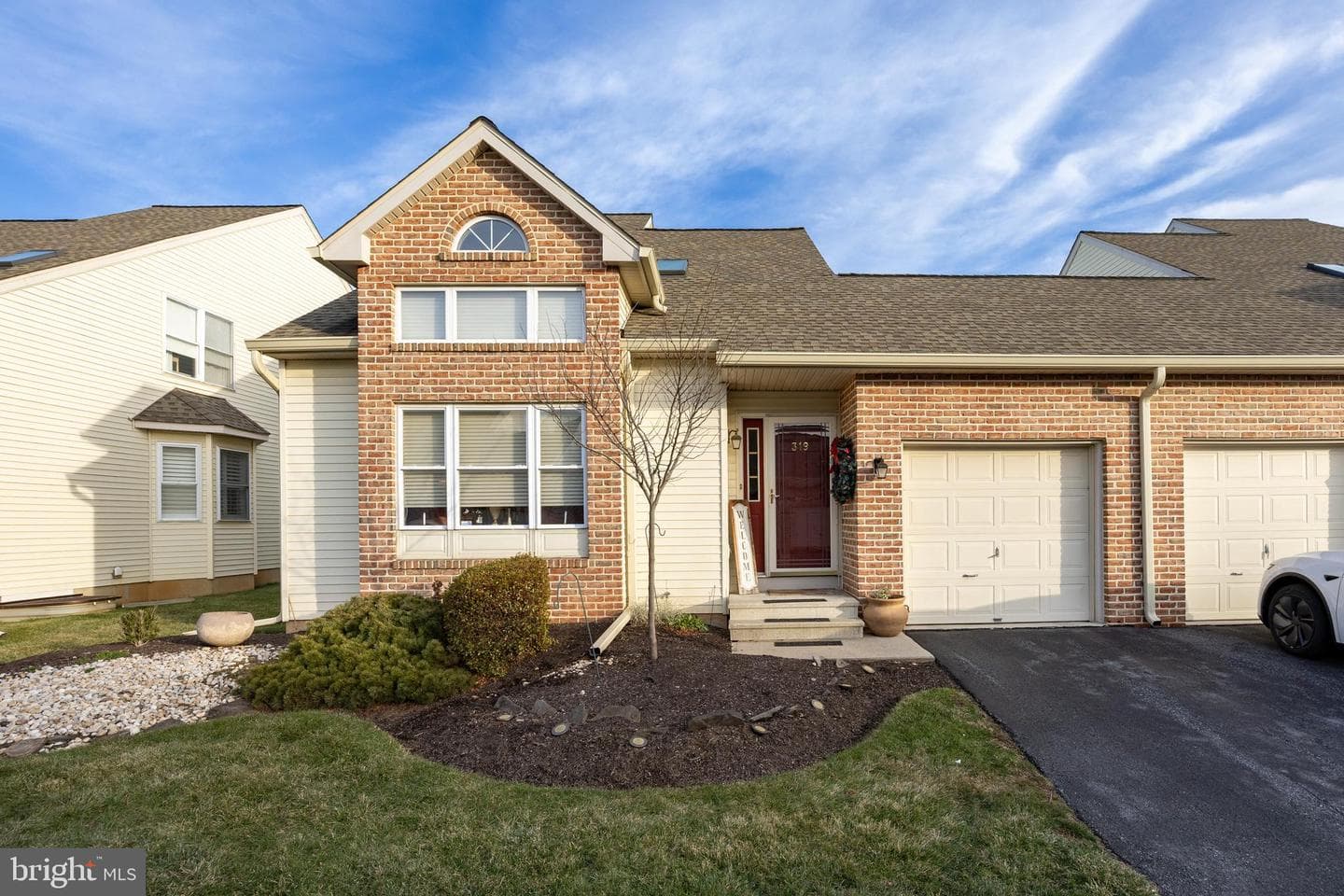 319 Surrey Place photo 1