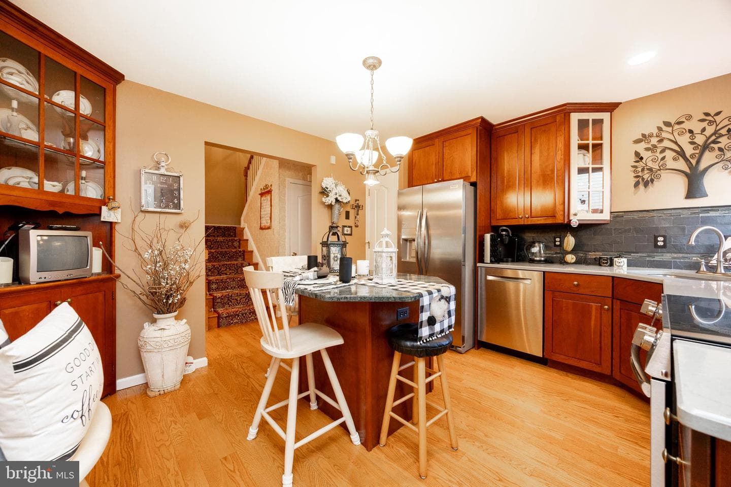319 Surrey Place photo 10