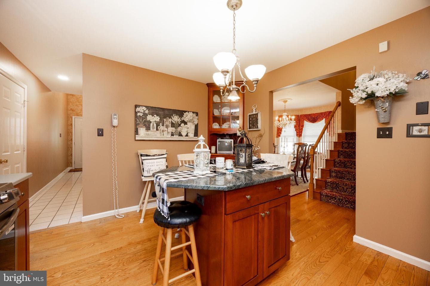 319 Surrey Place photo 11