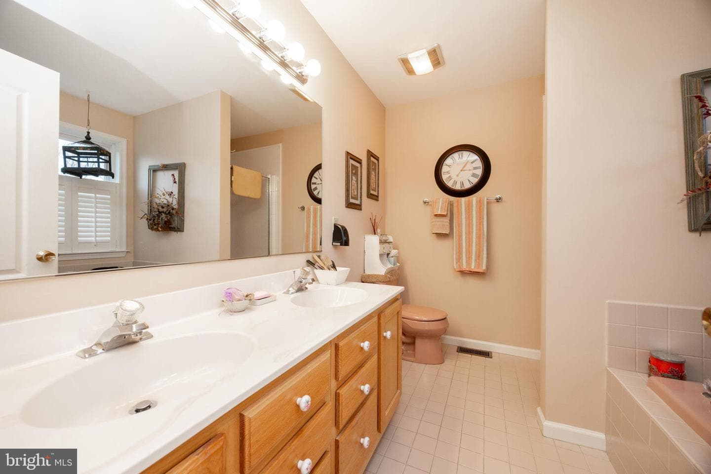 319 Surrey Place photo 15