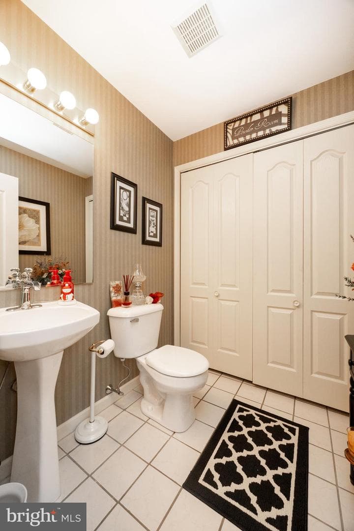 319 Surrey Place photo 18