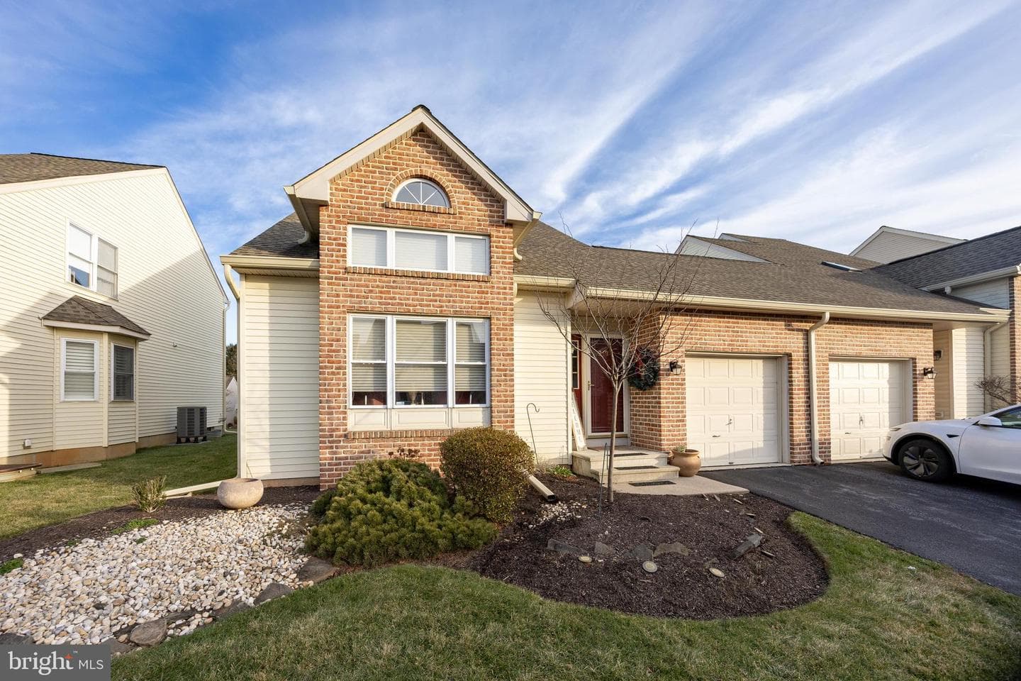 319 Surrey Place photo 2