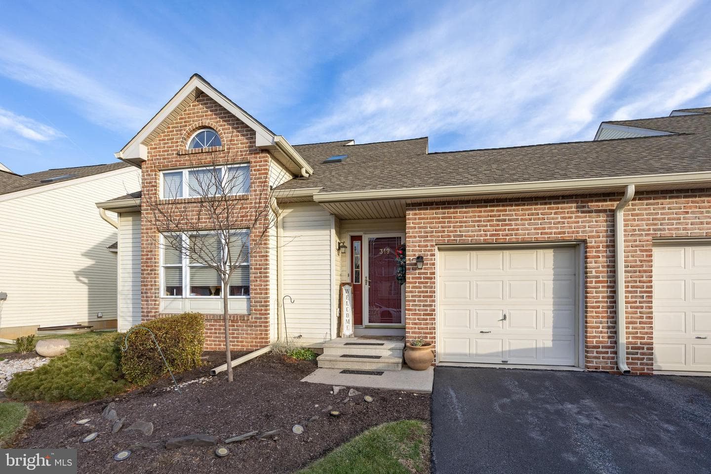 319 Surrey Place photo 3