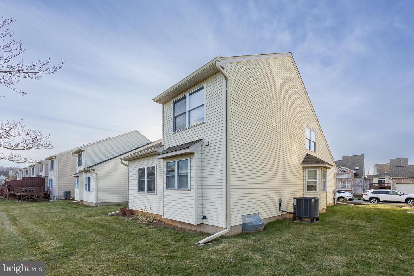 319 Surrey Place photo 31