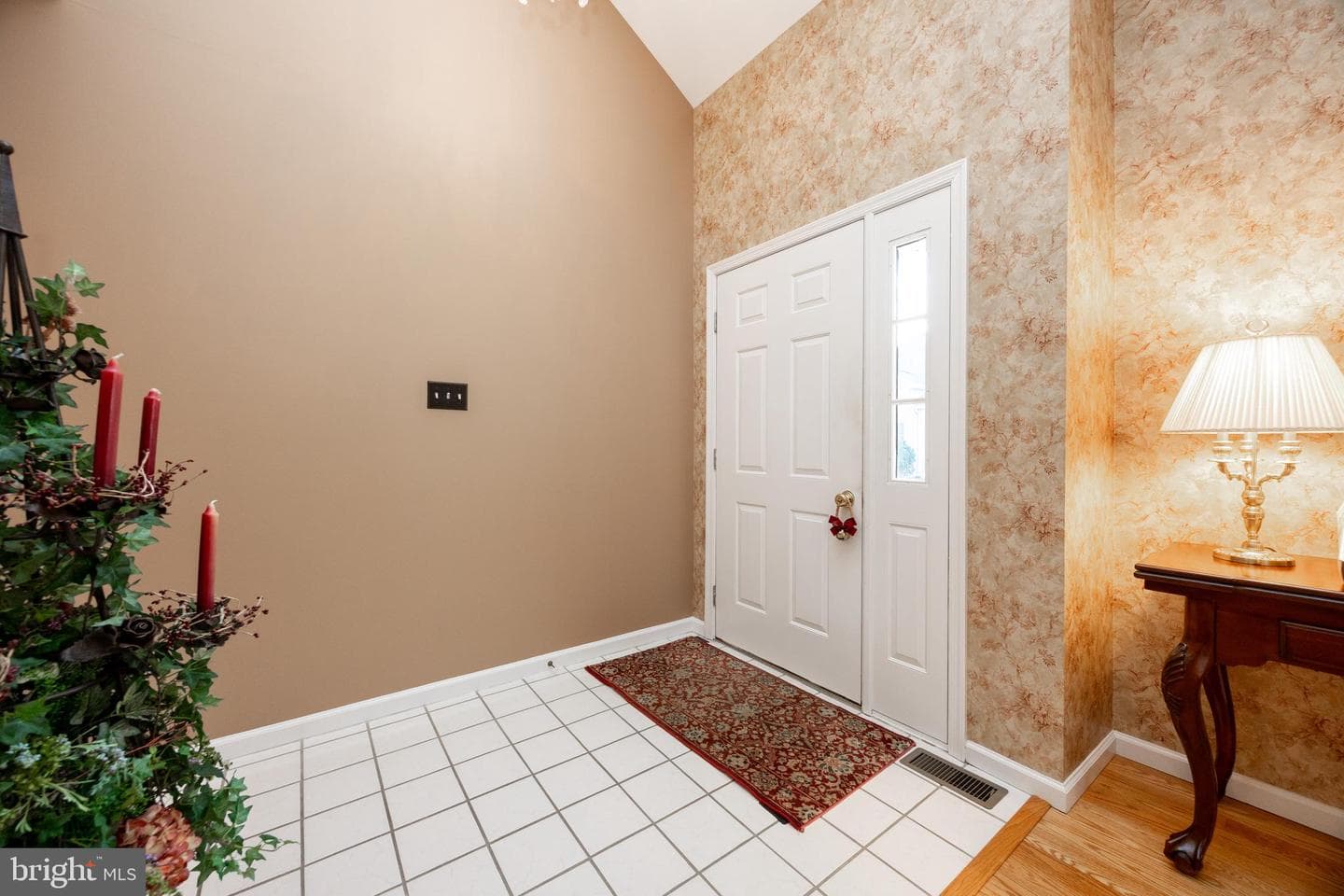 319 Surrey Place photo 4