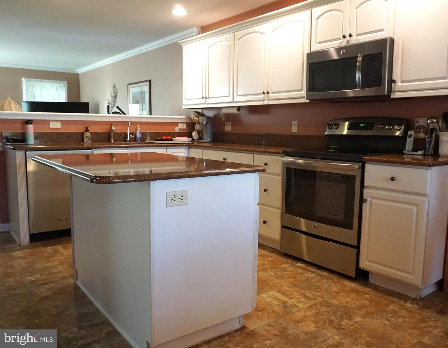 6099 Timberknoll Drive photo 5