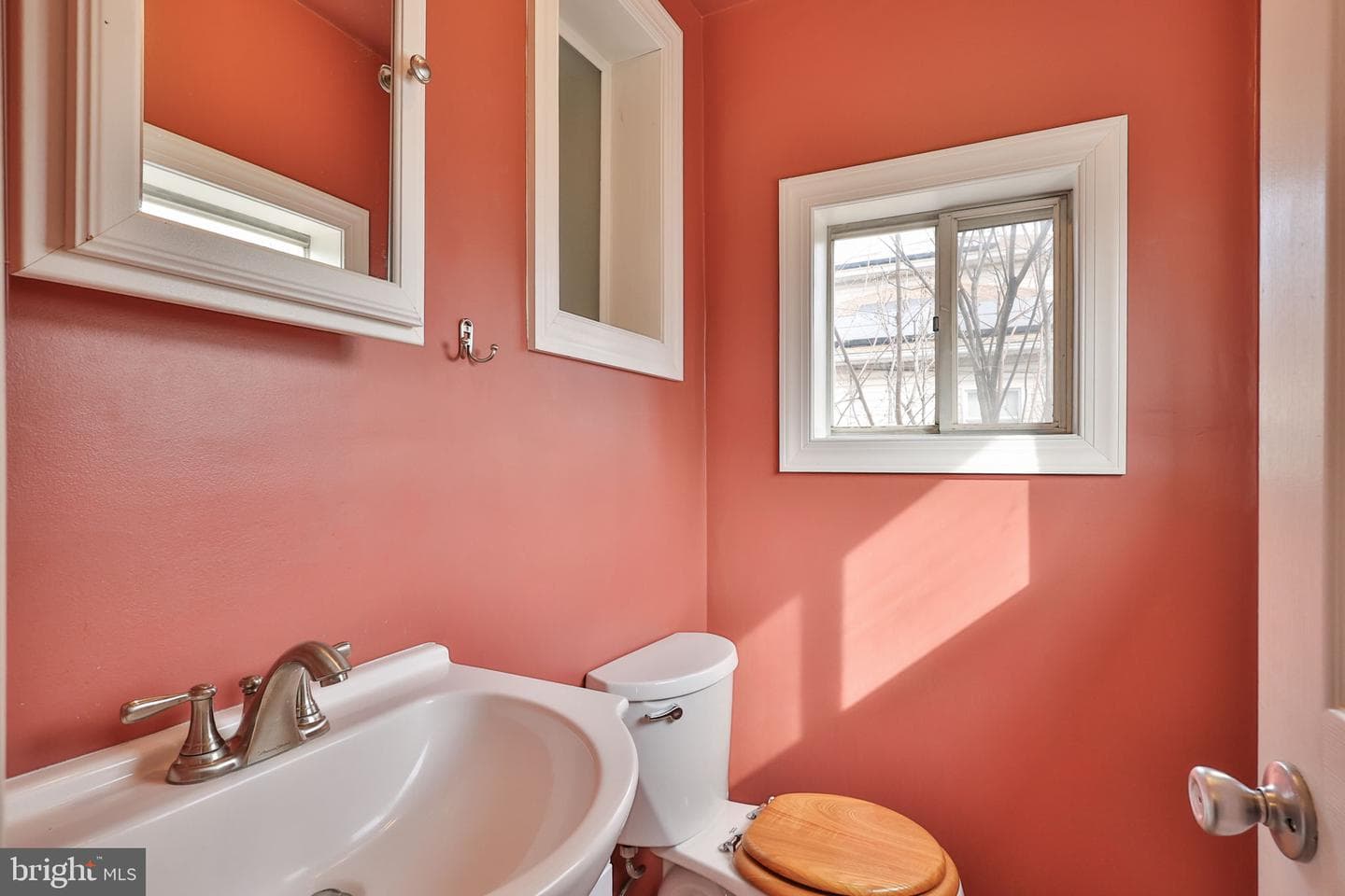 2045 Kenmore Avenue photo 19