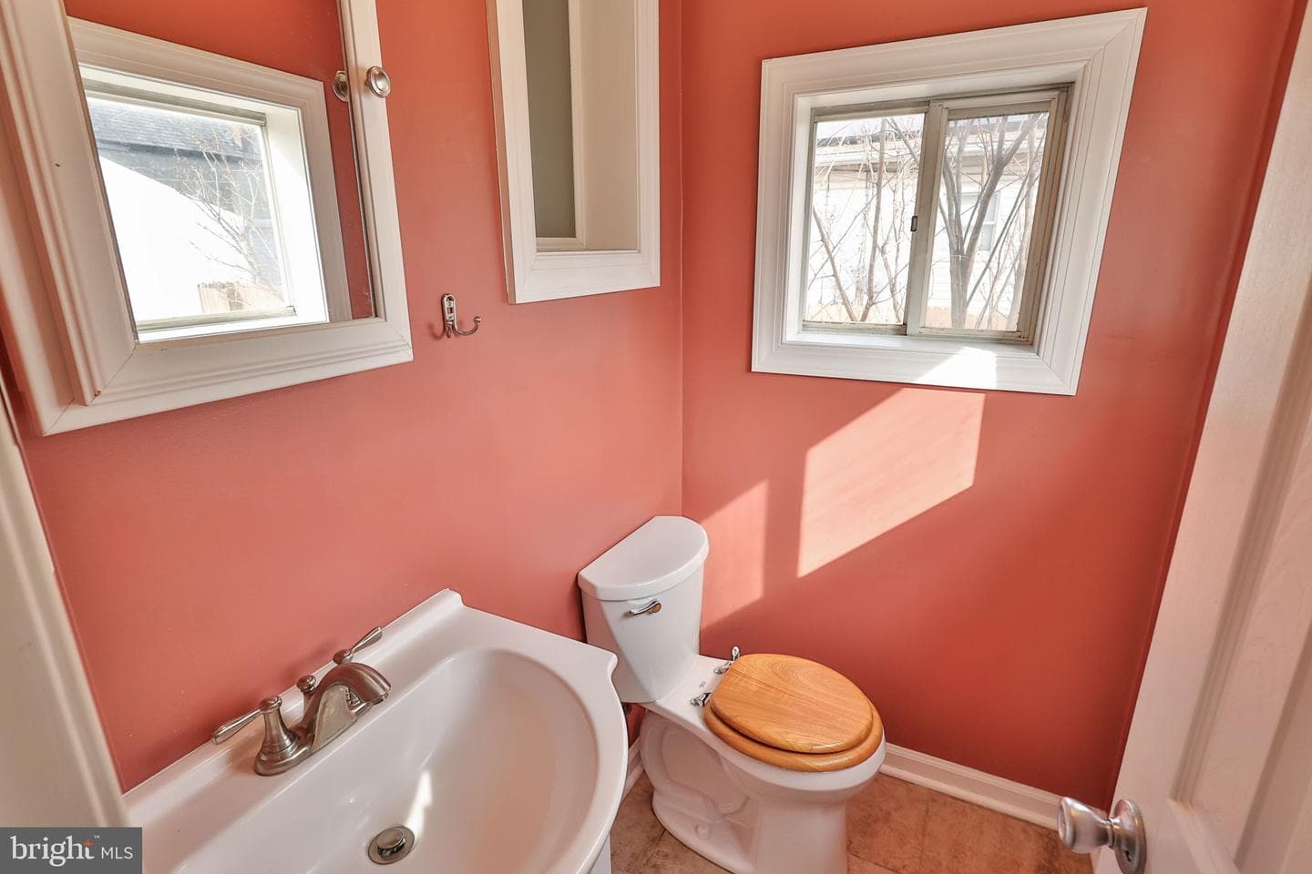 2045 Kenmore Avenue photo 22