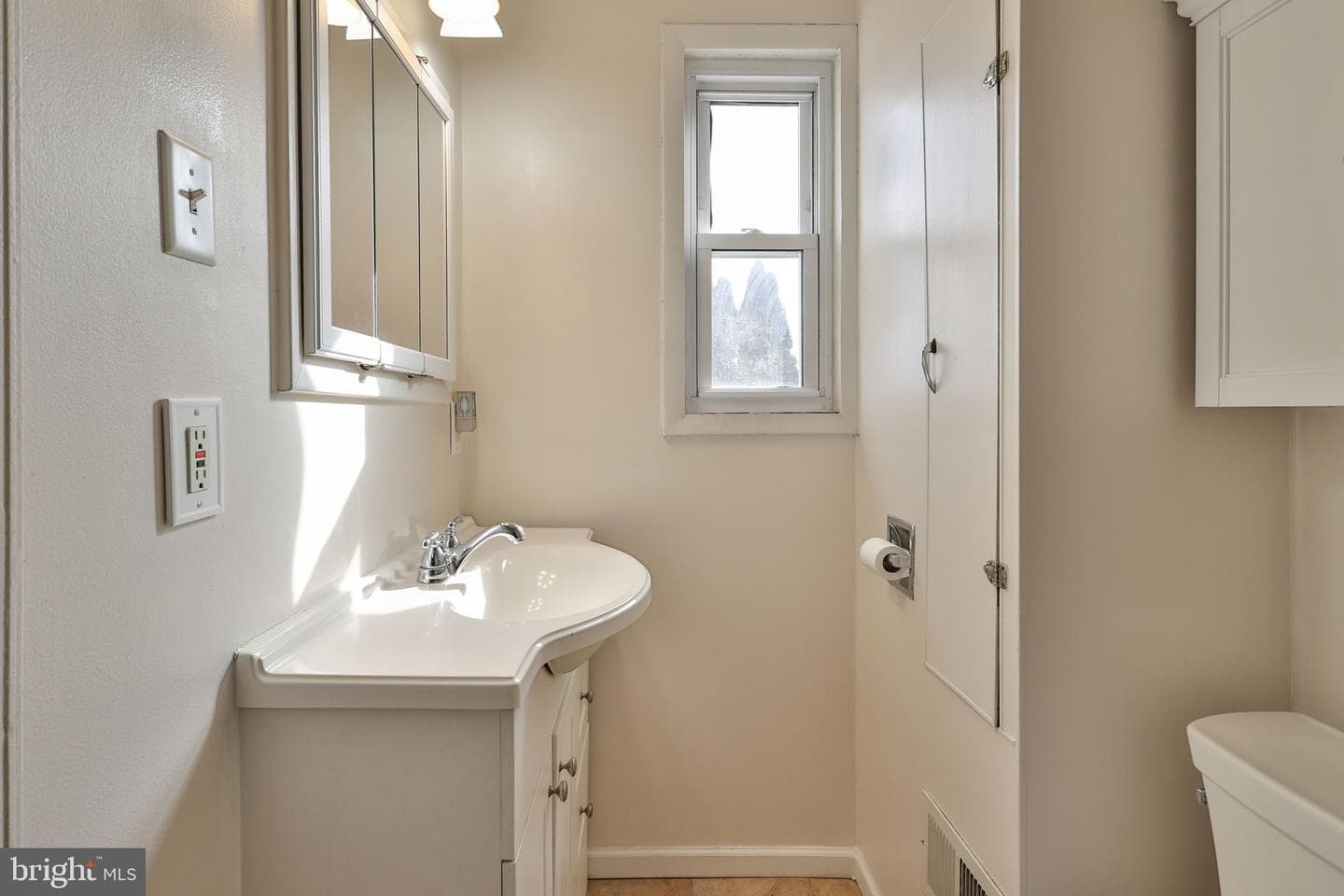 2045 Kenmore Avenue photo 26