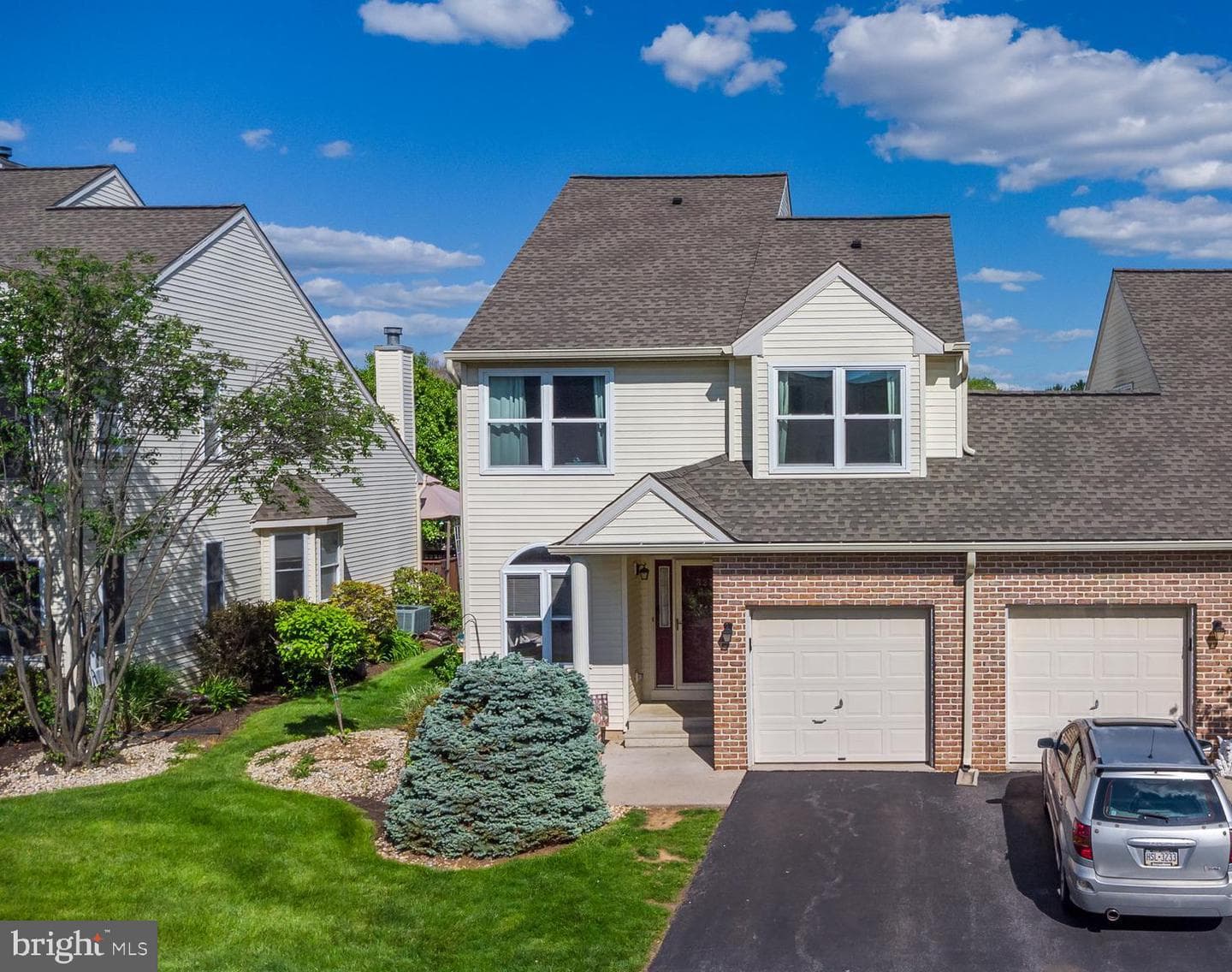 323 Surrey Place photo 1