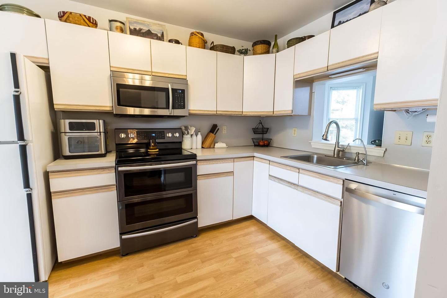 323 Surrey Place photo 11