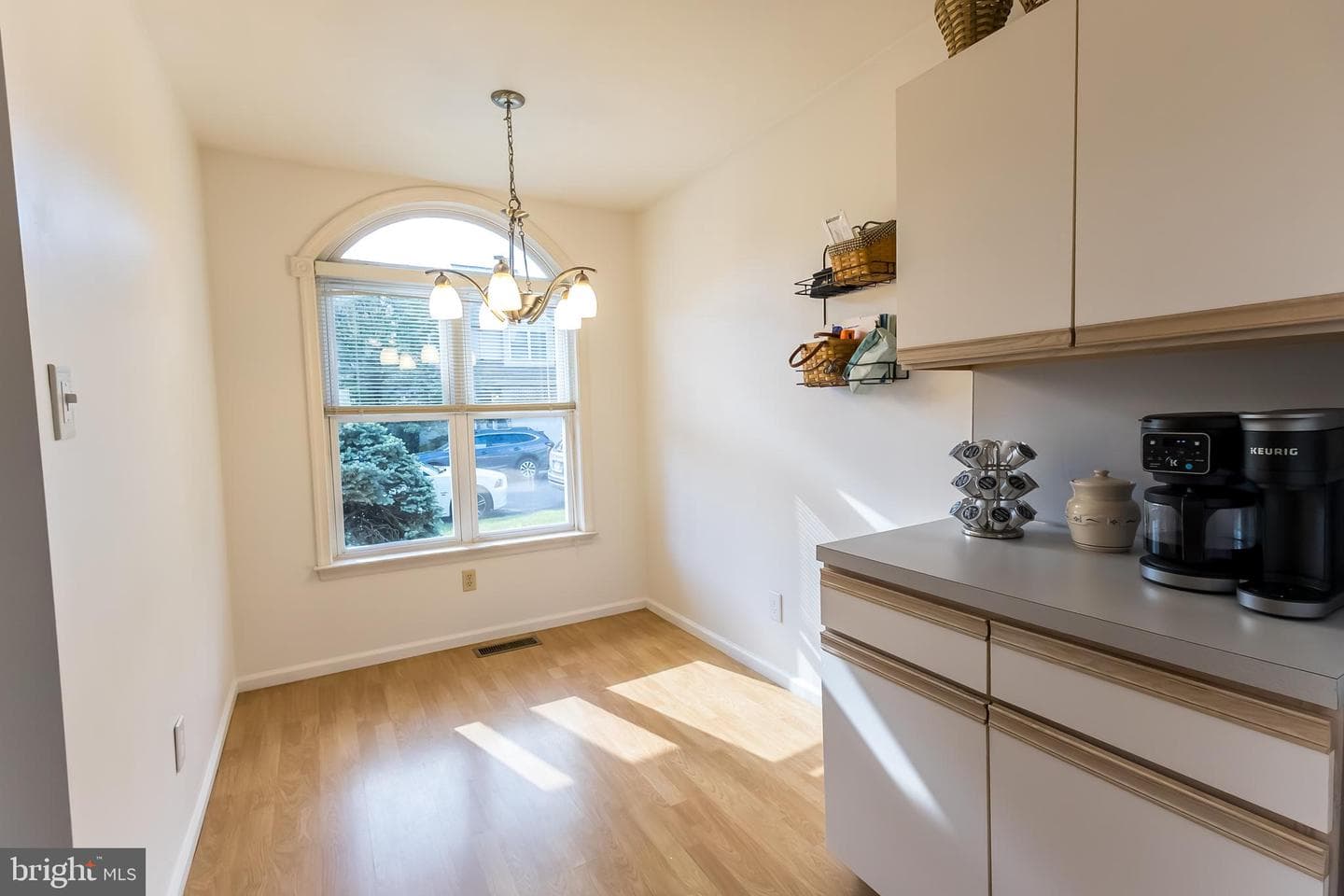 323 Surrey Place photo 14