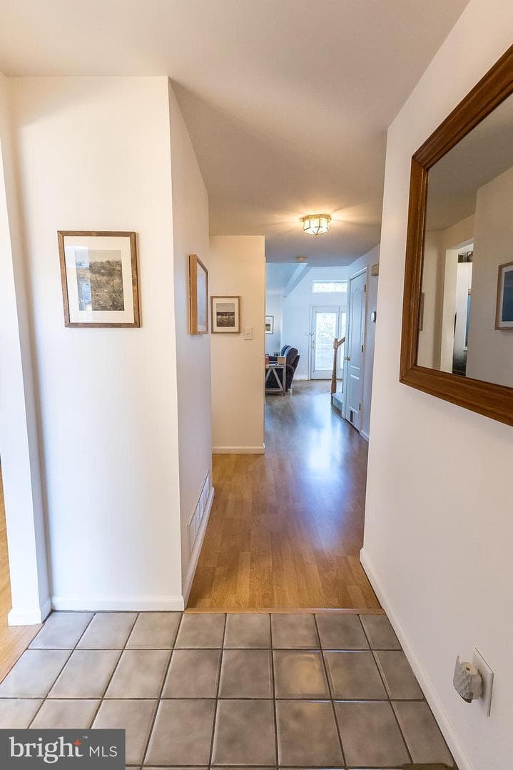 323 Surrey Place photo 16