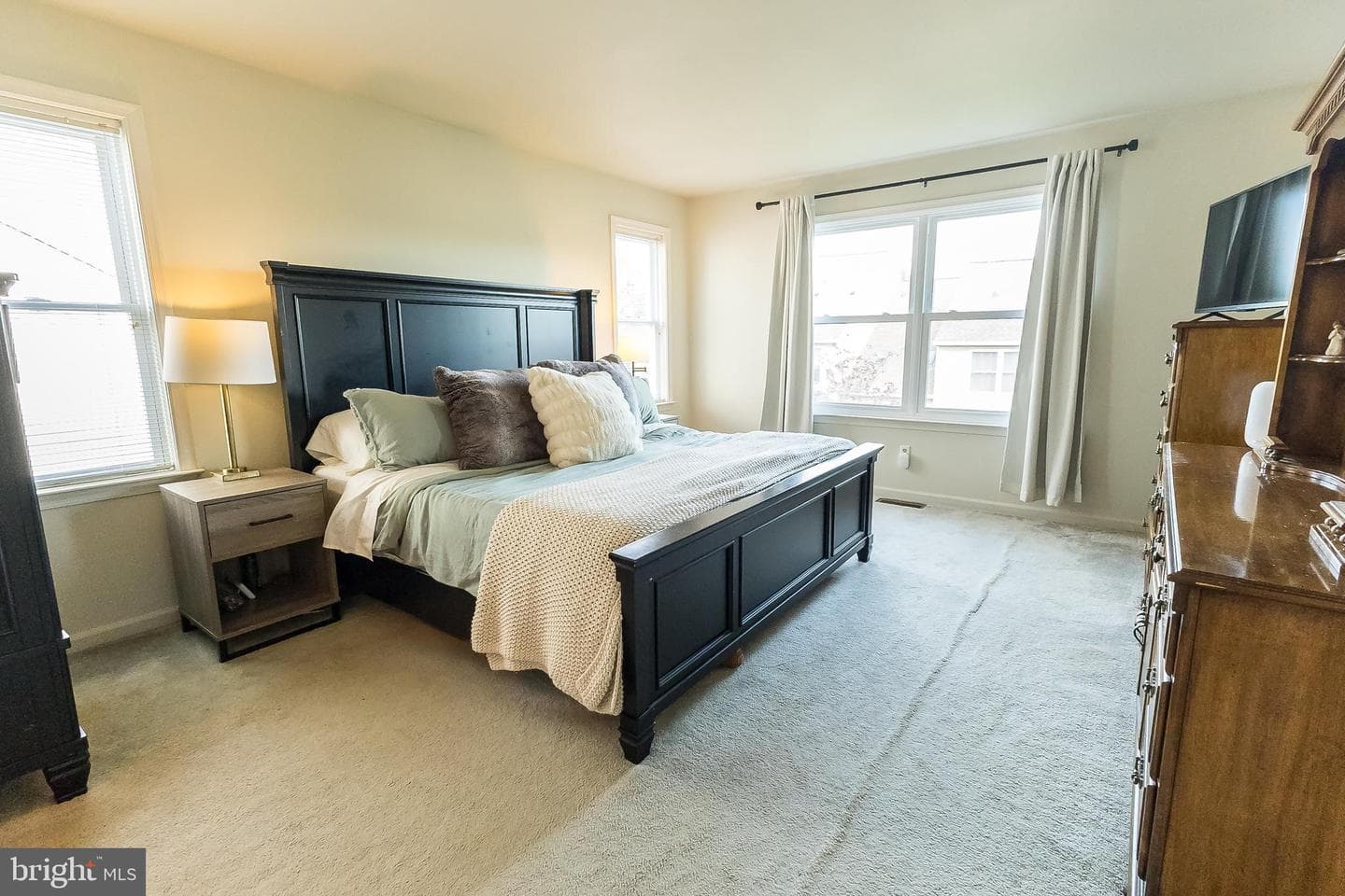 323 Surrey Place photo 24