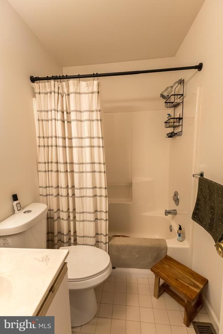 323 Surrey Place photo 35