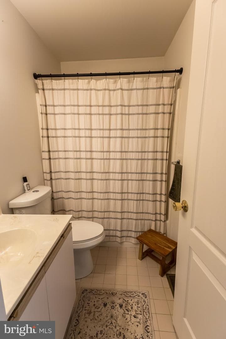 323 Surrey Place photo 36