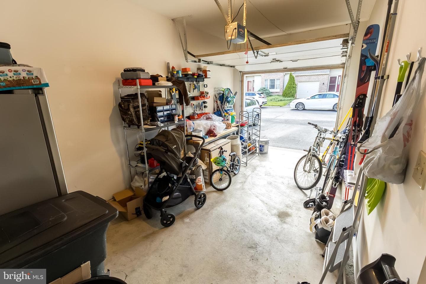 323 Surrey Place photo 37