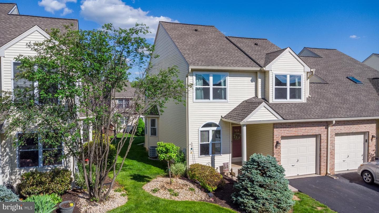 323 Surrey Place photo 4