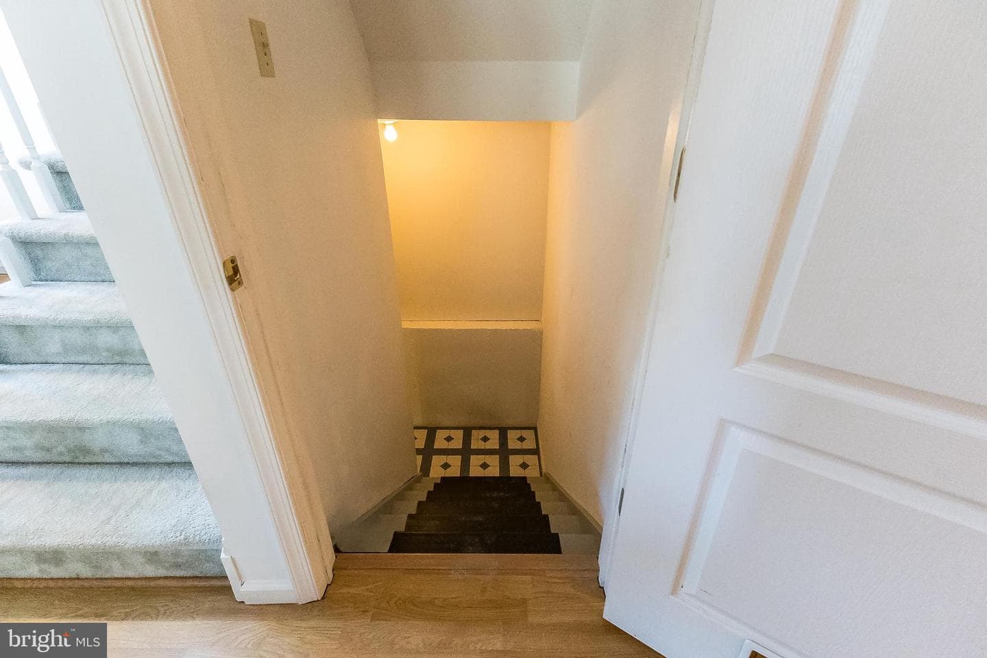 323 Surrey Place photo 41
