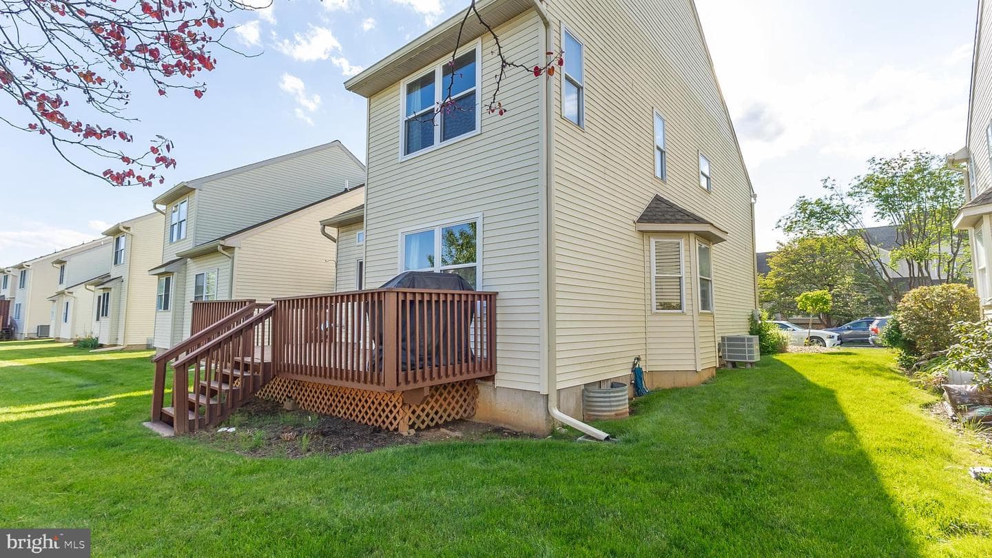 323 Surrey Place photo 50