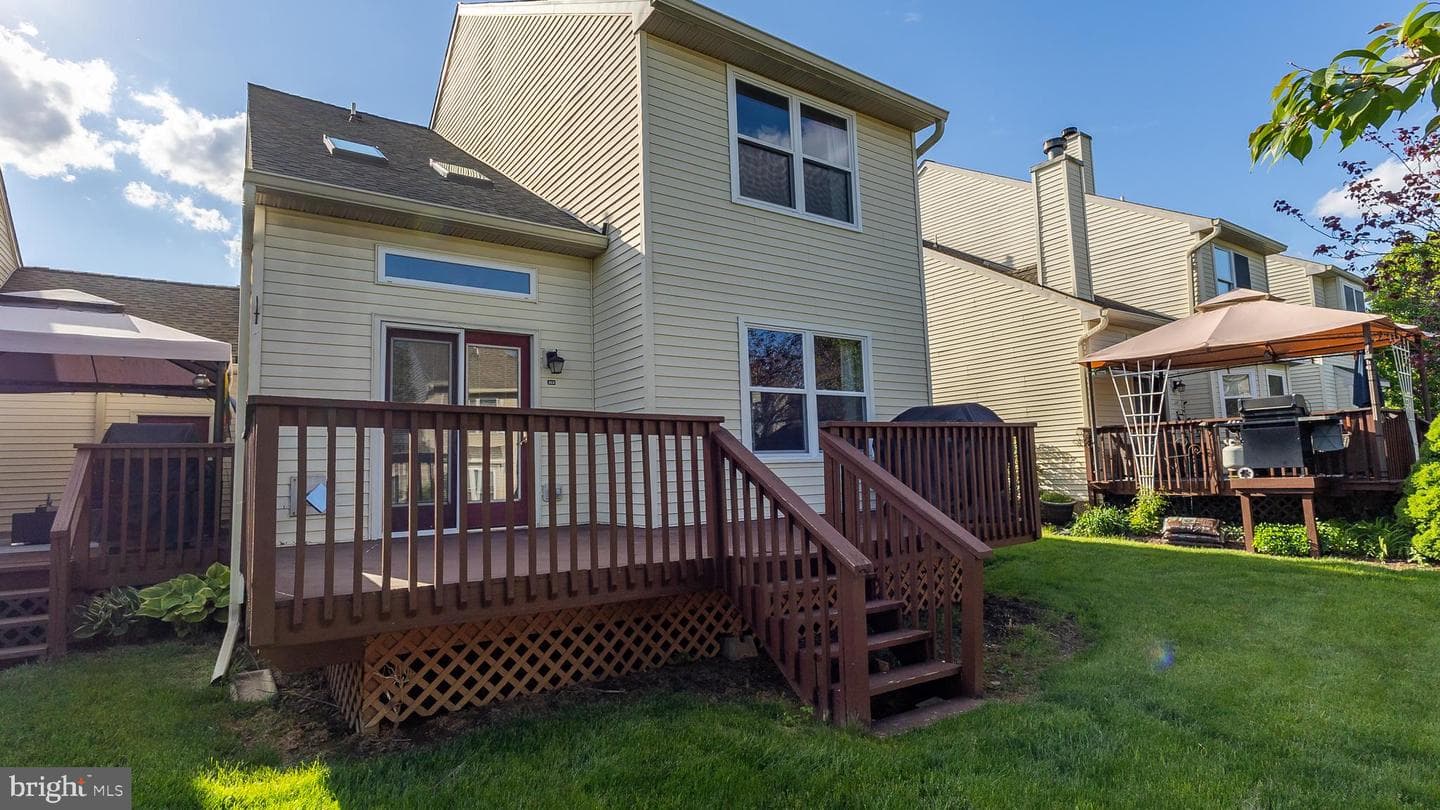 323 Surrey Place photo 51